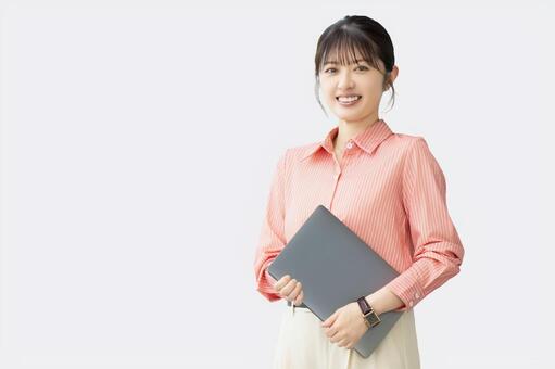 パソコンを持つ女性・ビジネスウーマン 女性,人物,ビジネスの写真素材