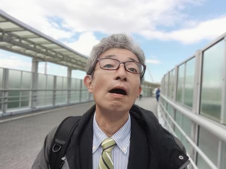 ぼんやりするシニア男性サラリーマン シニア,シニア男性,シニアサラリーマンの写真素材