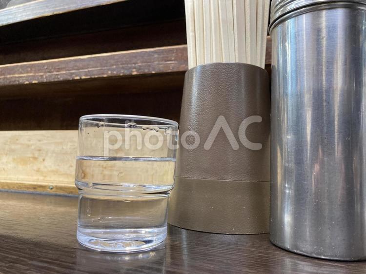 ラーメン店のテーブル　割り箸　アップ ラーメン店,テーブル,割り箸の写真素材