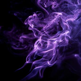 紫の炎が燃え上がるの写真