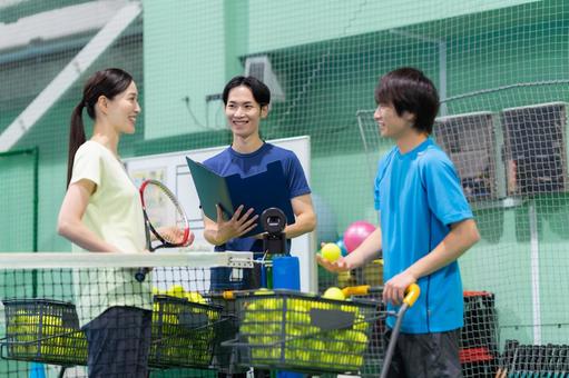 スポーツジムでテニスをする若い男女 テニス,テニススクール,スポーツジムの写真素材