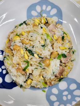 豚肉と大豆ともやしの炊き込みご飯‗上から 豚肉と大豆ともやしの炊き込みご飯‗上から 炊き込みご飯,もやし,豚肉の写真素材