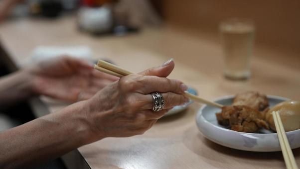 料理を取り分ける女性 料理を取り分ける女性の写真