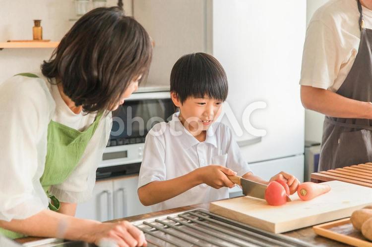 キッチンで子供と料理する家族（食育） 子供,お手伝い,料理の写真素材