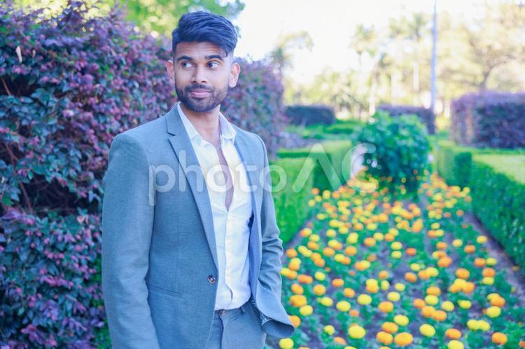 時間を確認するスーツを着た男性 男性,人物,花の写真素材