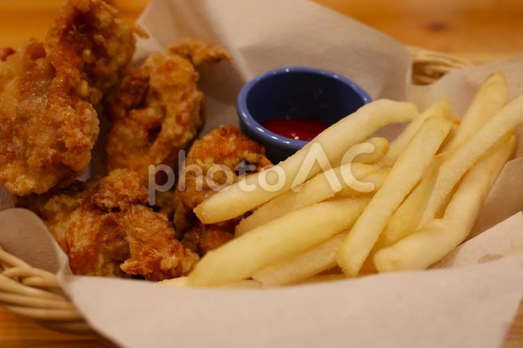 喫茶店の鶏の唐揚げとポテトのバスケット 背景,鶏のから揚げ,鶏の写真素材