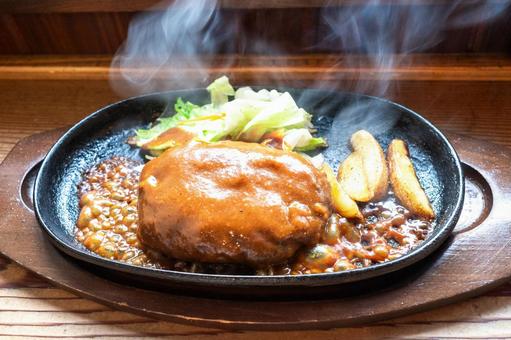 焼き立て熱々の鉄板ハンバーグ 焼き立て熱々の鉄板ハンバーグ ハンバーグ,鉄板,焼き立ての写真素材