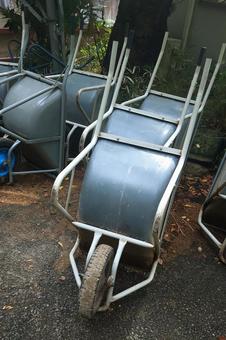 複数の運搬作業用の手押し一輪車　ネコ車 手押し車,運搬,工事の写真素材