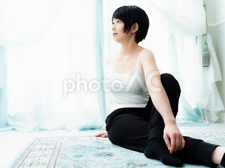 05：室内でヨガをする女性 女性,人物,日本人の写真素材