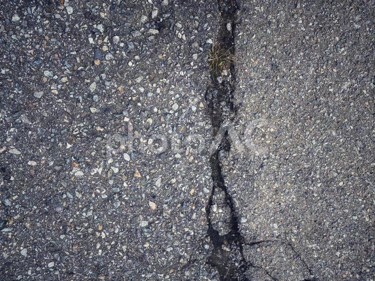 ひび割れたアスファルトの道路 道路,交通,テクスチャーの写真素材