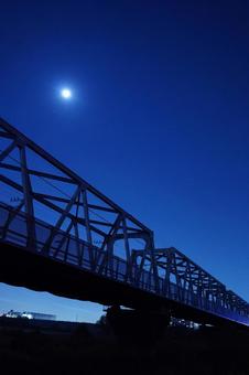 深夜の江戸川、流山橋と月と土星 深夜,深更,夜の写真素材