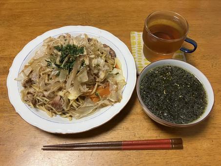 やきそば定食 やきそば定食 焼きそば,ごはん,自炊の写真素材