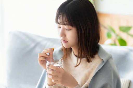 薬を飲む体調不良の女性 女性,薬,風邪の写真素材
