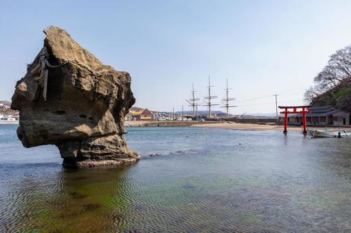 江差厳島神社鳥居と烏帽子岩と開陽丸 江差厳島神社鳥居と烏帽子岩と開陽丸 道南,江差,かもめの遊歩道の写真素材