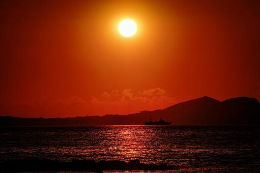 <五島の風景>夜明けの海を進む漁船 <五島の風景>夜明けの海を進む漁船 船,漁船,海の写真素材