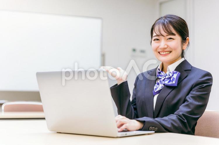 リボンスカーフをつけたビジネスウーマン パソコン,女性,オフィスの写真素材