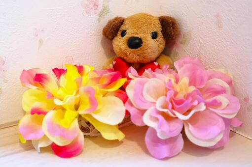 トイレに飾られた「熊のぬいぐるみと花」 ぬいぐるみ,花,熊の写真素材