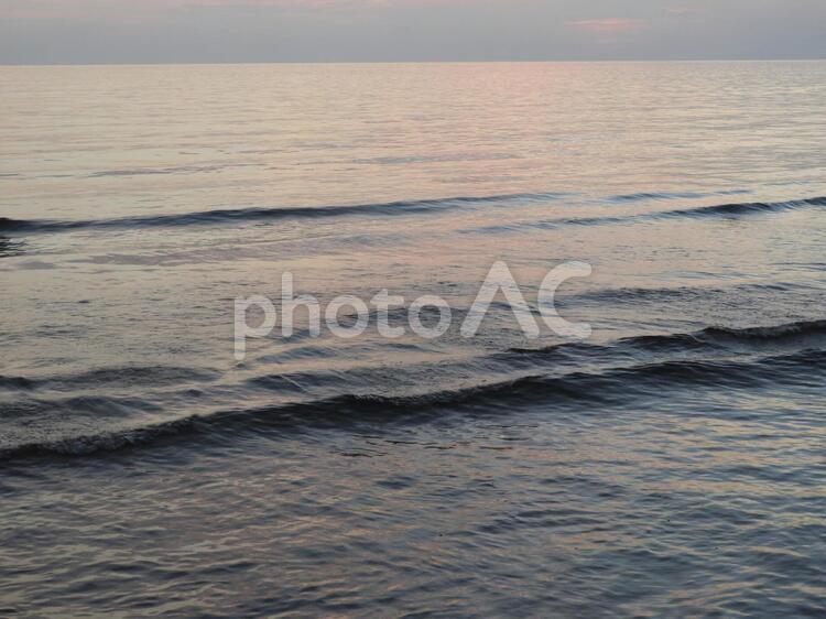 海　日本海　夕暮れ　さざ波 日の入り,絶景,雲の写真素材