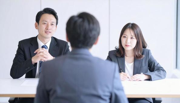 面接をする面接官 面接をする面接官の写真