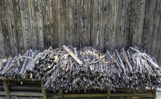 古社の境内に積まれた柴 古社の境内に積まれた柴の写真