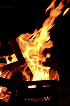 燃えさかる炎　焚火 焚き火,キャンプ,火の写真素材