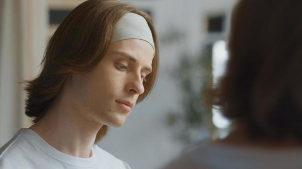 鏡に映っっているヘアバンドをした男性 男性,外国人,欧米人の写真素材