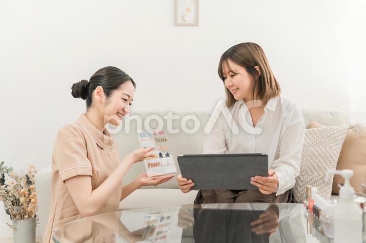 ネイルサロンでカウンセリングを受ける女性 ネイルサロン,ネイル,ネイルチップの写真素材