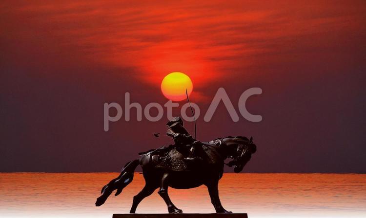 イメージ素材/松平直政公騎馬像と夕陽 銅像,騎馬像,松平直政公の写真素材