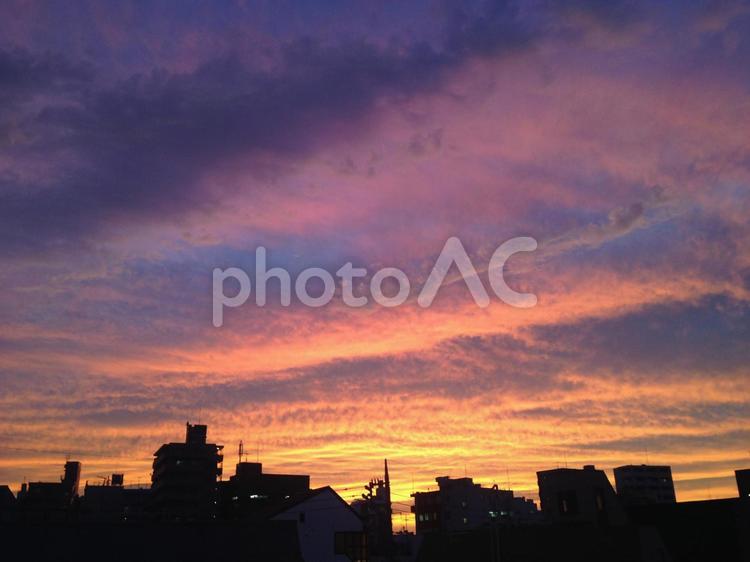 どうしようもないくらい　こみ上げるオレンジ 夕暮れ,夕闇,夕方の写真素材