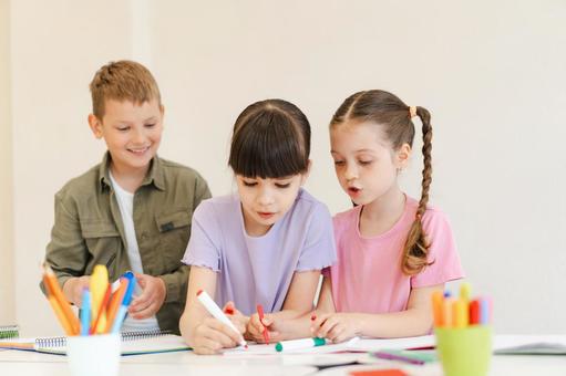 笑顔でお絵描きする生徒たち 男の子,女の子,子どもの写真素材