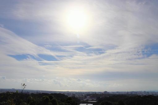 展望台からの眺め　雲の多い空　太陽 空,太陽,光の写真素材