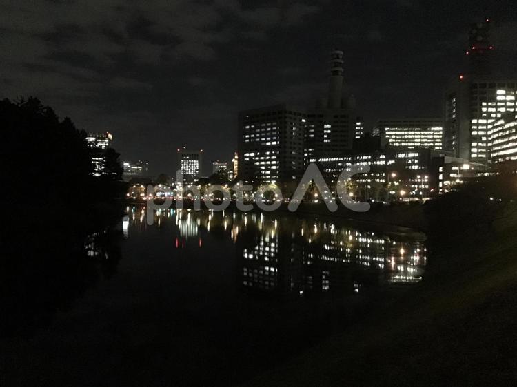 皇居内堀から見たビジネス街の夜景 夜景,東京,日本の写真素材