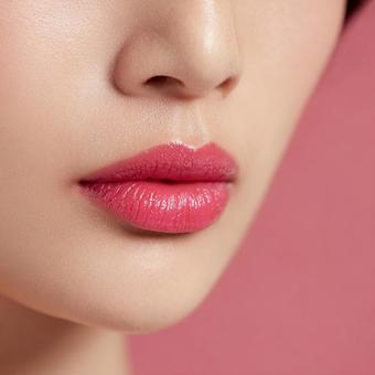 鮮やかなピンクのリップと美しい肌 鮮やかなピンクのリップと美しい肌の写真