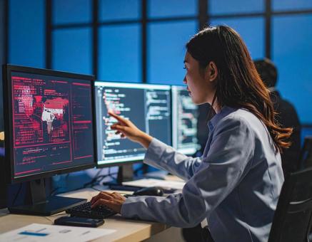 不正アクセスと戦う、深夜のITエンジニアの写真