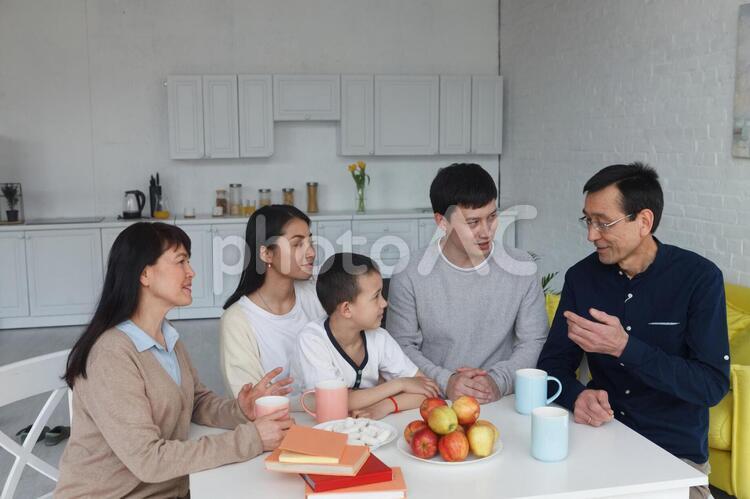 お茶する三世代のアジア人ファミリー3 アジア人,家族,談笑の写真素材