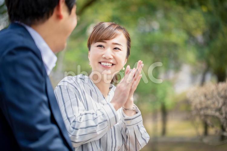 カジュアルビジネスの会社員 会話,楽しい,気が合うの写真素材