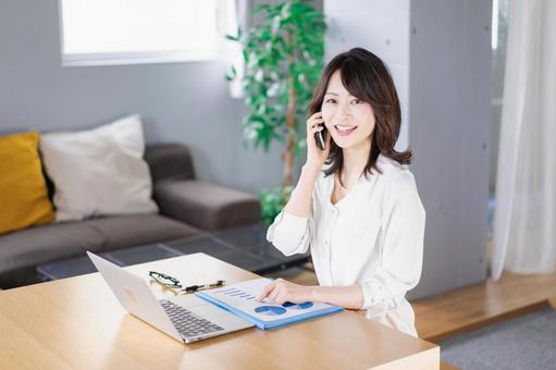 仕事の電話をする若い女性 自宅,セールス,ビジネスの写真素材