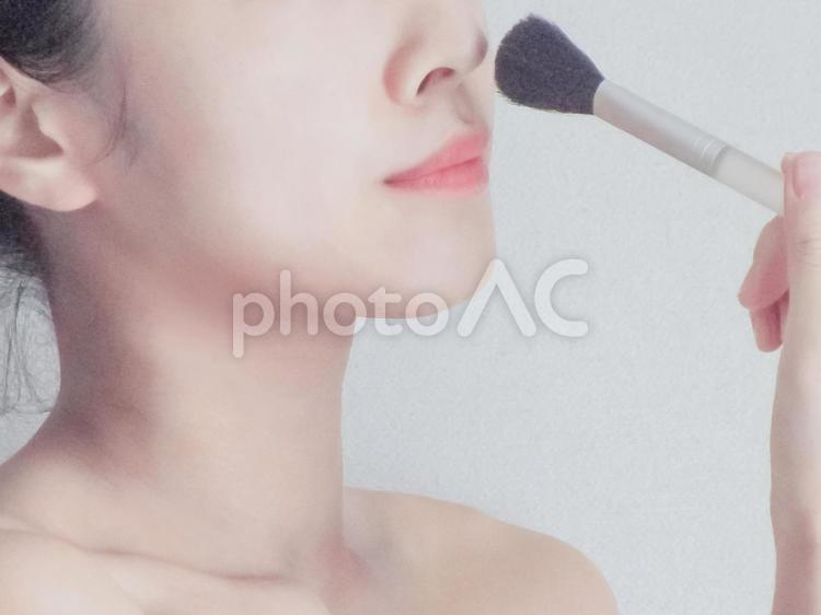 パウダーを塗る女性 女性,メイクブラシ,ブラシの写真素材