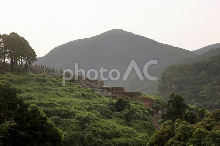 大中尾地区の山の上の墓地 山,風景,みどりの写真素材
