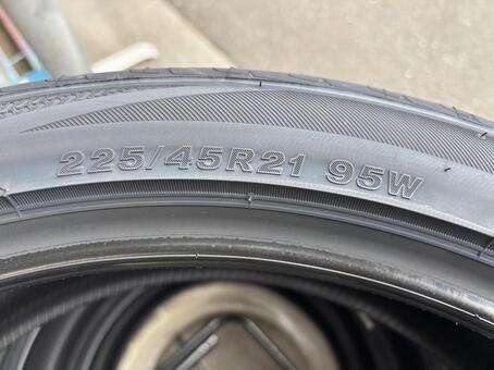 タイヤサイズの刻印 タイヤサイズ,タイヤ,225/45r21の写真素材