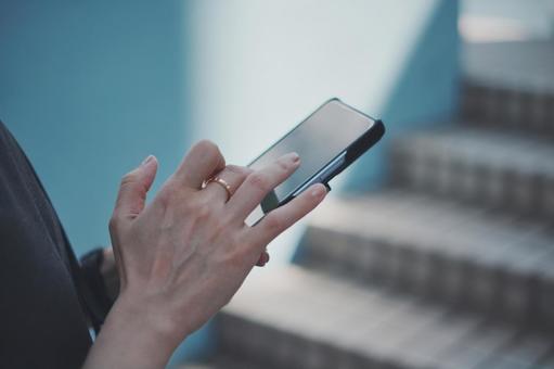 スマホを操作する女性の手元 スマホを操作する女性の手元 スマホ,スマートフォン,人物の写真素材