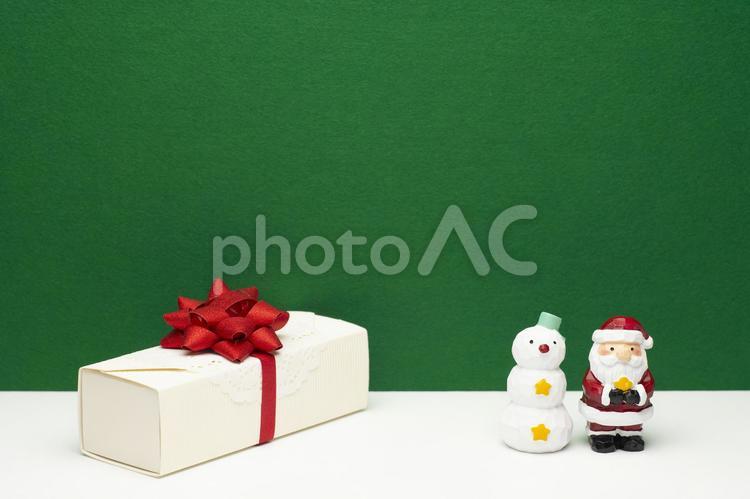 サンタとスノーマンとクリスマスプレゼント クリスマス,サンタクロース,スノーマンの写真素材