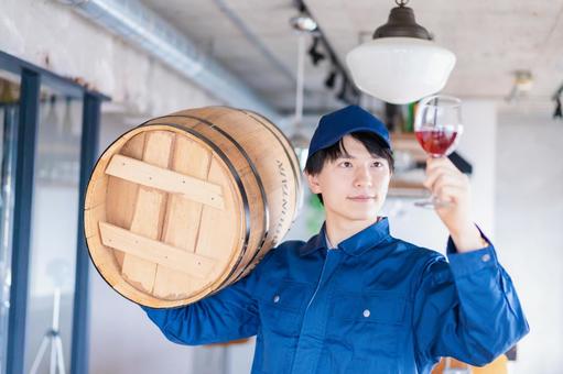 こだわりのワインを生産する男性 こだわりのワインを生産する男性 飲み物,ワイン,樽の写真素材