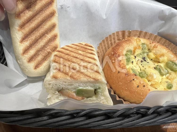 海老とアボカドのパニーニと豆のパン パニーニ,panini,海老の写真素材