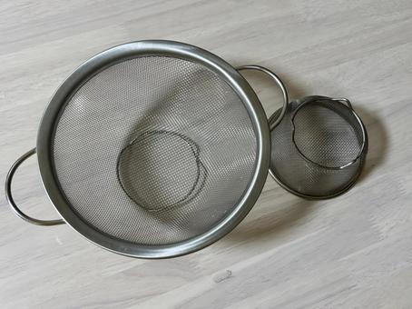 並べられた水切り2 ザル,ステンレス,水切りの写真素材