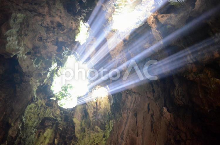 光が差し込む洞窟内 光,光線,探検の写真素材