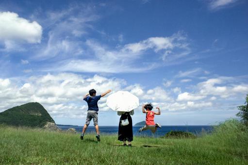 <素材>仲良く夏の海を眺める家族の風景 <素材>仲良く夏の海を眺める家族の風景 家族,女性,子供の写真素材