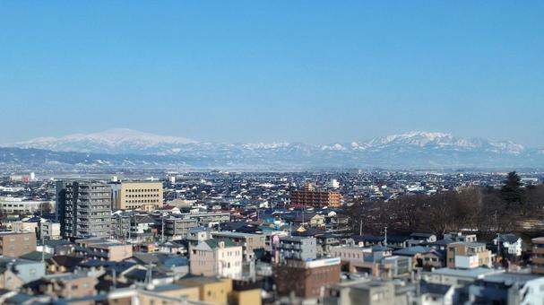 市街地と雪山 市街地と雪山の写真