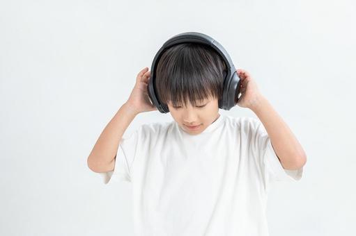 ヘッドフォンをした男の子 ヘッドフォンをした男の子 ヘッドフォン,男の子,白背景の写真素材