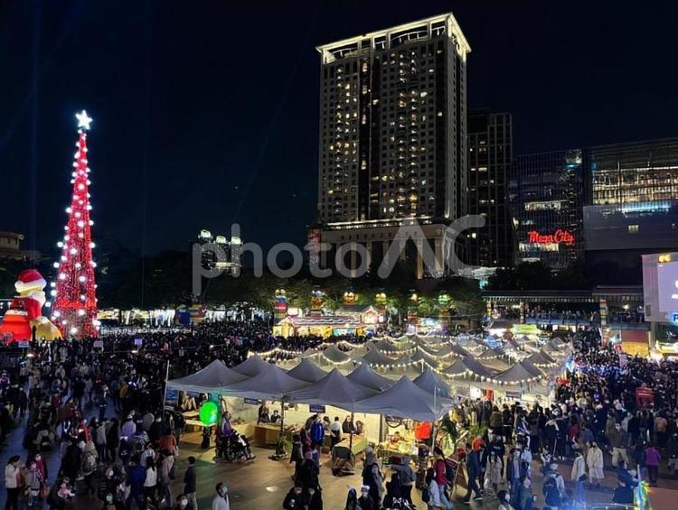 台湾、新北市、板橋クリスマスタウンの混雑した屋台の夜景 馬房,群衆,クリスマスツリーの写真素材